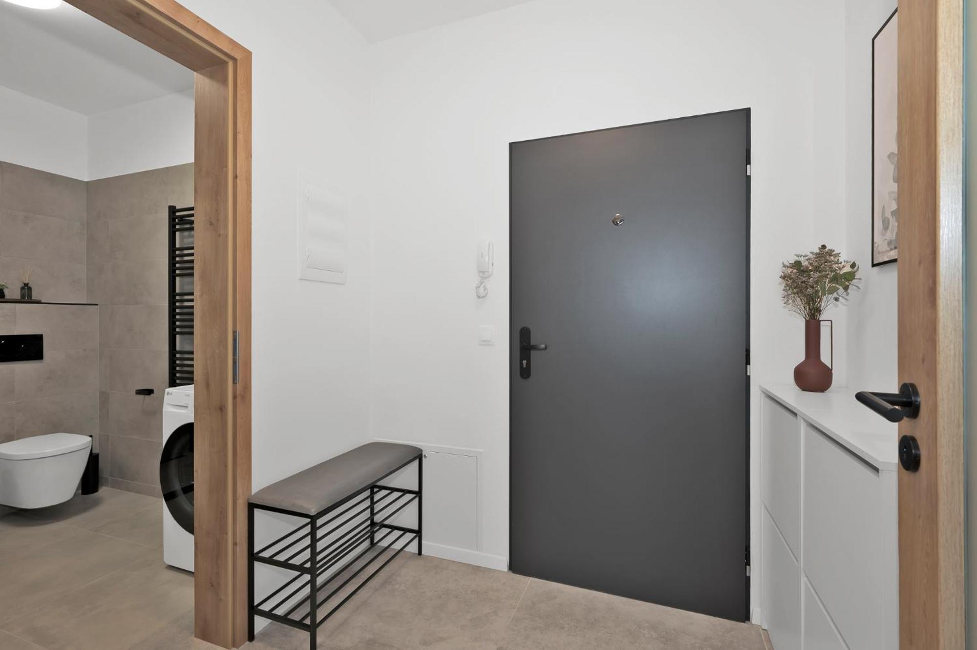 Fully Equipped Apartments With Terraces, Free Garage Parking, Netflix & Ac - By Apartmany Slapanice Cz المظهر الخارجي الصورة