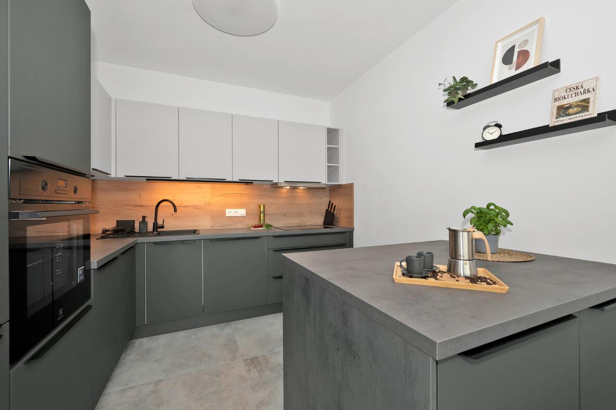 Fully Equipped Apartments With Terraces, Free Garage Parking, Netflix & Ac - By Apartmany Slapanice Cz المظهر الخارجي الصورة